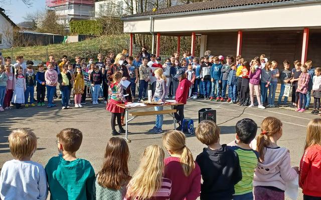 Schulamtsdirektorin Frau Zimmermann bringt Friedenslicht der Oberbergischen Grundschulen zu uns